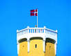 Gelber Turm mit 'Dannebrog' in Gedser auf Falster (Foto © Cees van Roeden/VisitDenmark)