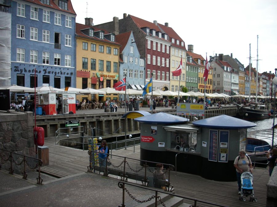 Bunte Häuser und Boote am Nyhavn in Kopenhagen