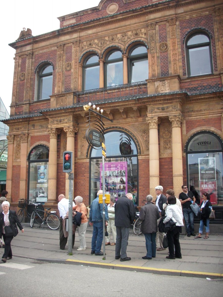 Tivoli-Eingang in Kopenhagen mit historischem Backsteingebäude und Besuchern