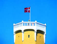 Gelber Turm mit 'Dannebrog' in Gedser auf Falster (Foto © Cees van Roeden/VisitDenmark)