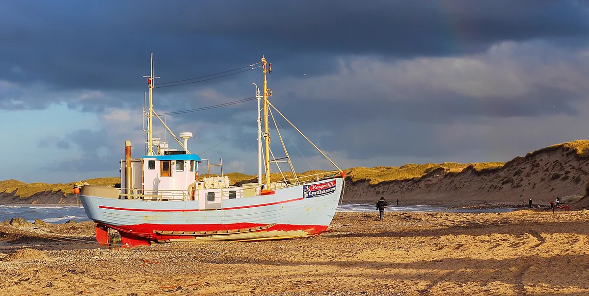 Fischkutter am Strand von Nørre Vorupør, Dänemark